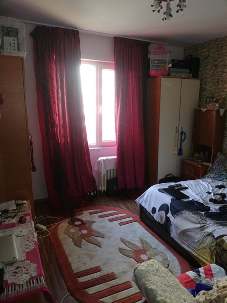 Camera de apartament pentru o fata din provincie.